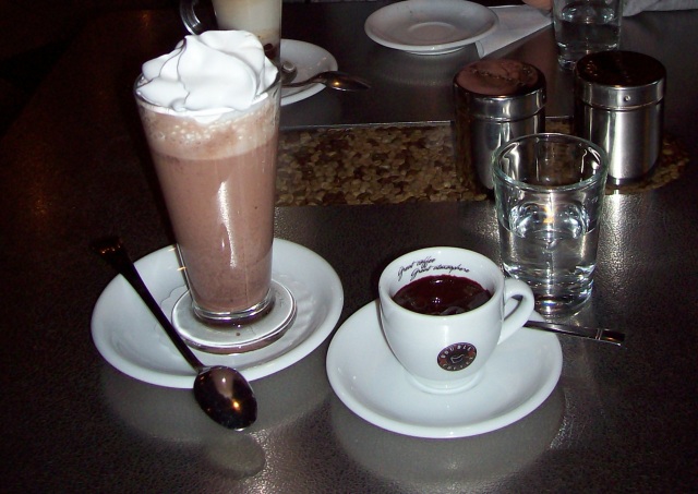 In Riga gibt es heiße Schokolade zum Trinken und zum Essen - ein Traum für alle Schokoholics!
